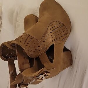 Ladies boots with size cut out